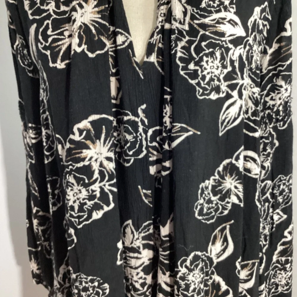 Free People Size Small  Black & White Floral Long Sleeve Tunic Top